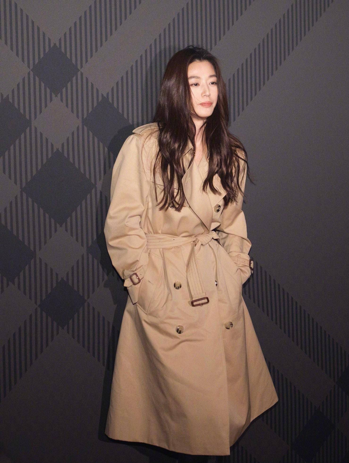 冻龄美貌-南韩大女主营业了,全智贤穿burberry风衣现身时装周_千颂伊