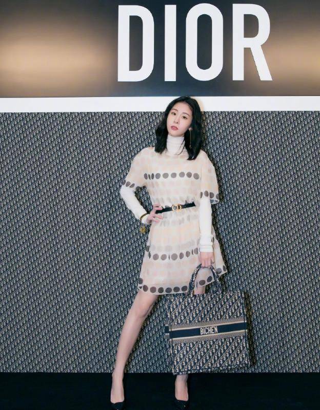 张碧晨真会穿,无袖连衣裙都能穿出高级感,女神气质太好_穿着_黑色