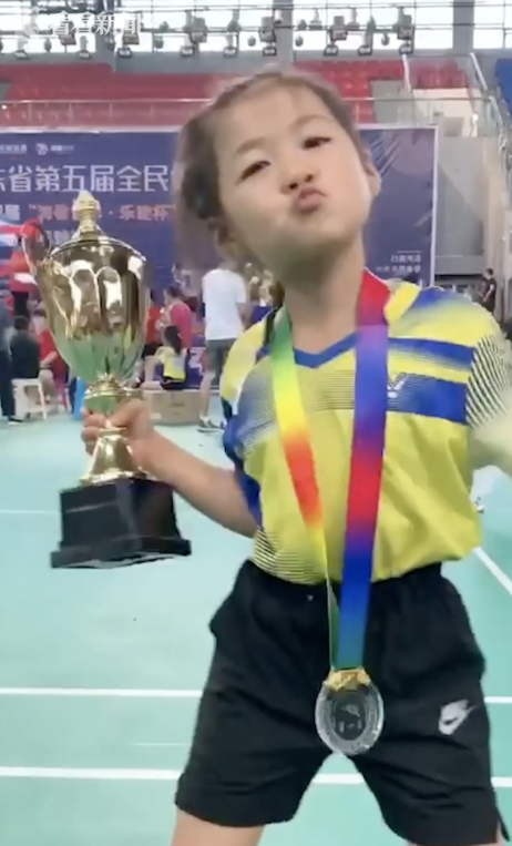 乒乓神童长相酷似福原爱,5岁获全国少儿冠军,如今为何销声匿迹_李依