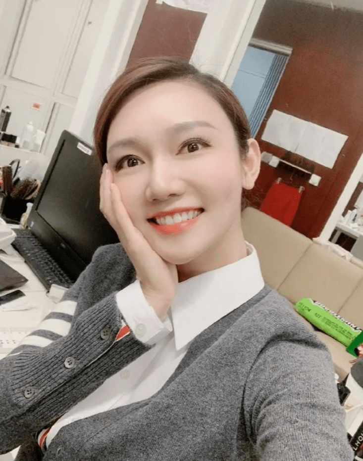 龙洋:从湖南走出来的央视主持人,34岁仍单身,风光背后也有辛酸_父母