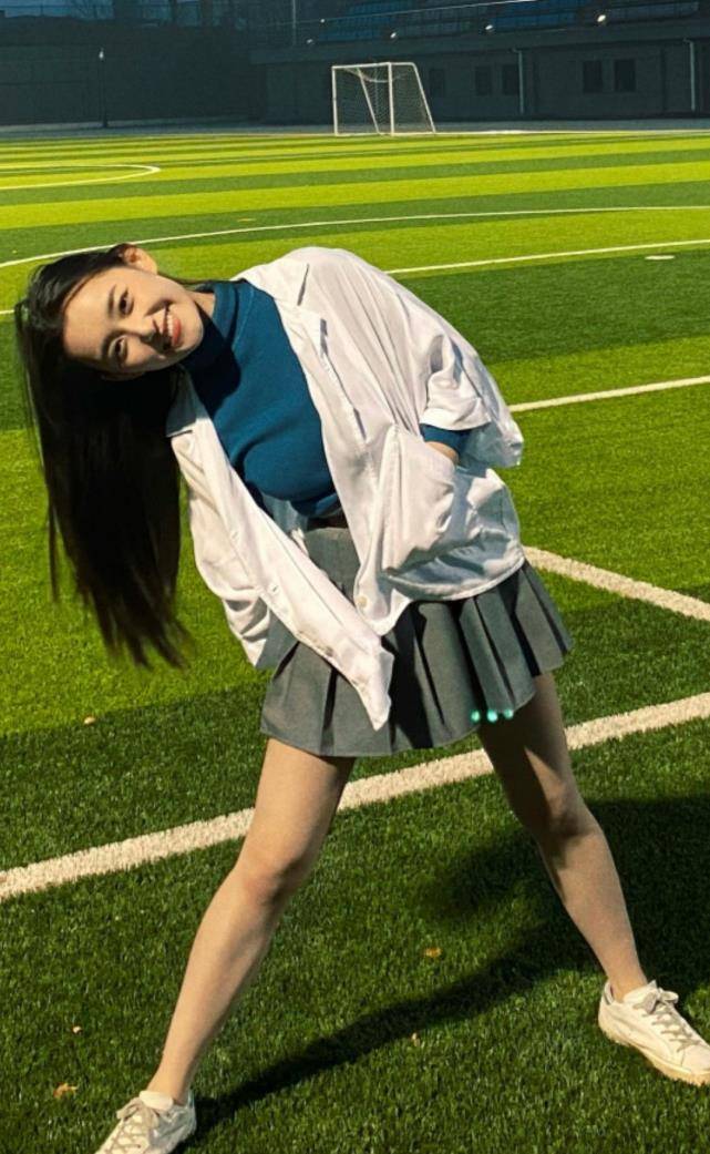 19岁蒋依依果真是"腿精",当她拿短裙摆拍那刻,女生都嫉妒了_显得_因为