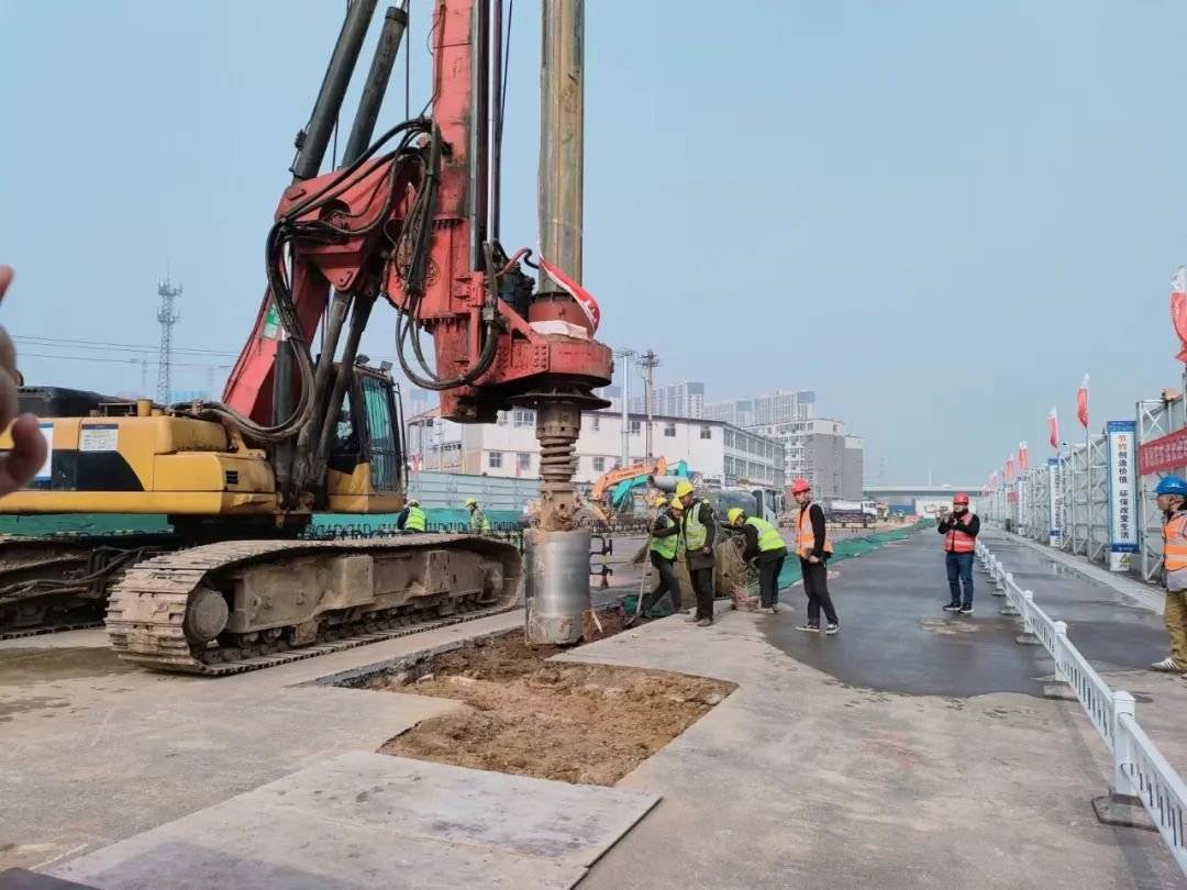 線路起自玉村南路站,終到東垣東路站,沿匯明路,滙豐路,裕翔街,南二環