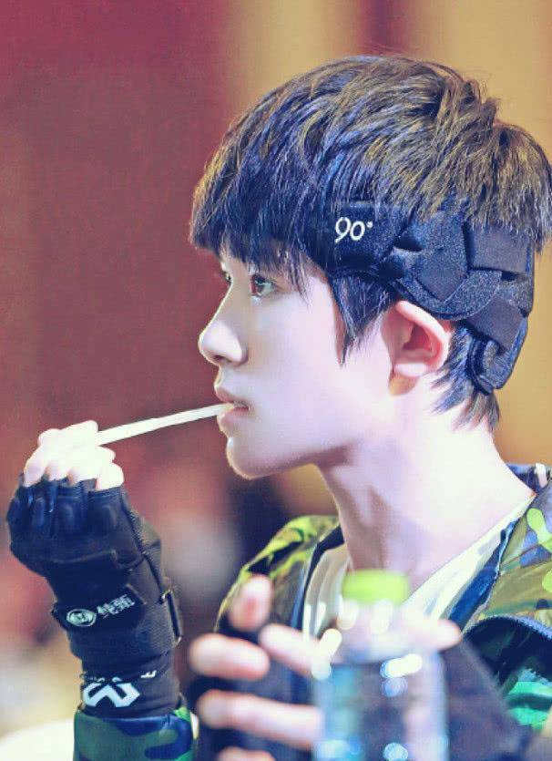 易烊千玺帅照和丑照对比,看的女粉心都碎了:请蒙上我的眼睛吧!