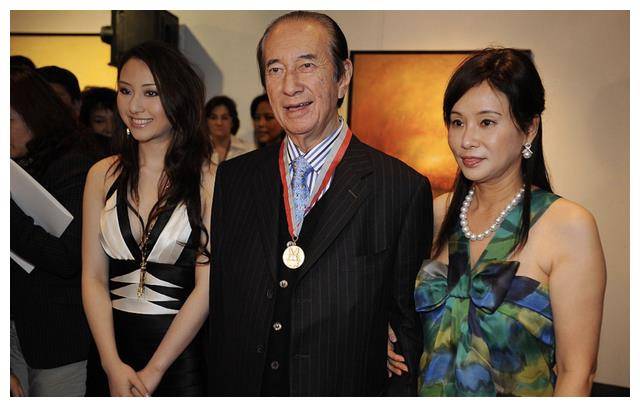 何超云庆祝生日晒母女合照,68岁陈婉珍养尊处优,脸部圆润很富态_朋友