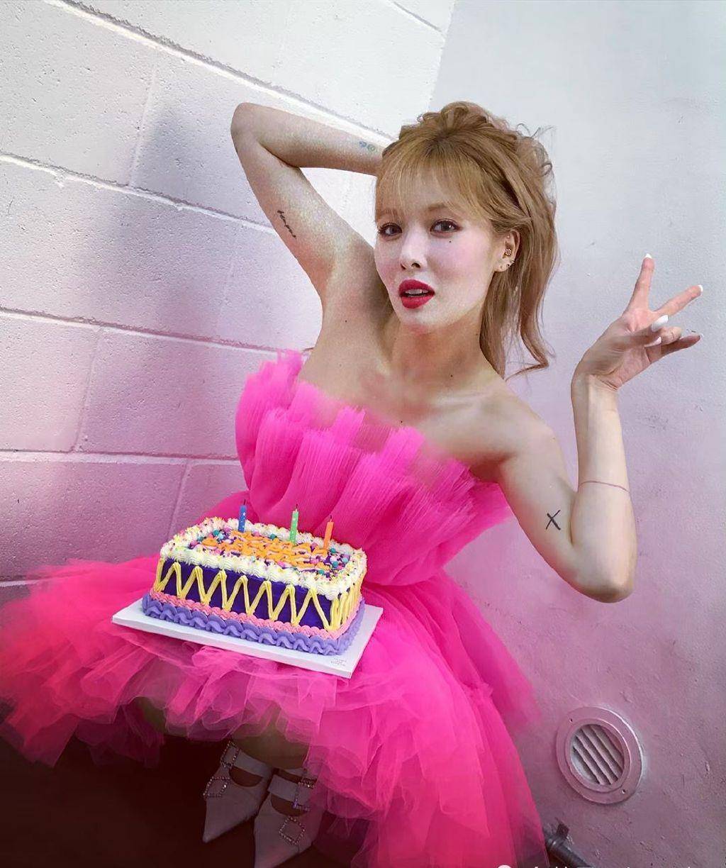 不仅如此,金泫雅标志性的空气刘海发型搭配少女粉色连衣裙,也让她减龄