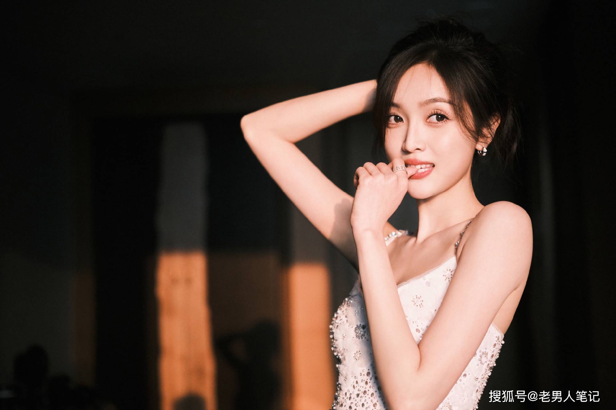 吴宣仪的快乐碎片三月上新,一袭星钻镂空白色吊带纱裙,闪耀明媚_照片
