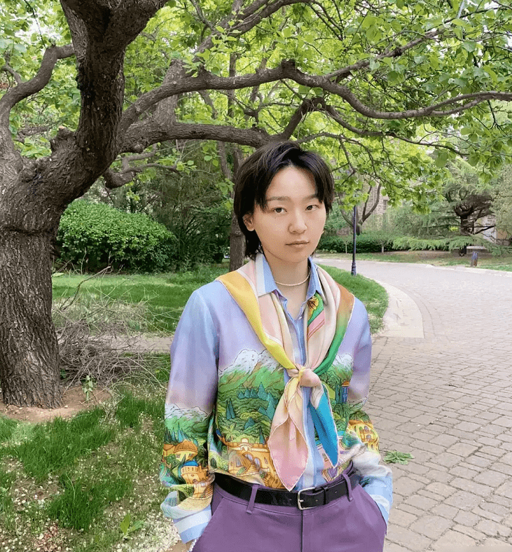 周笔畅晒素颜照,穿紫色衬衣超有少女感,侧脸杀真的绝了_网友_照片