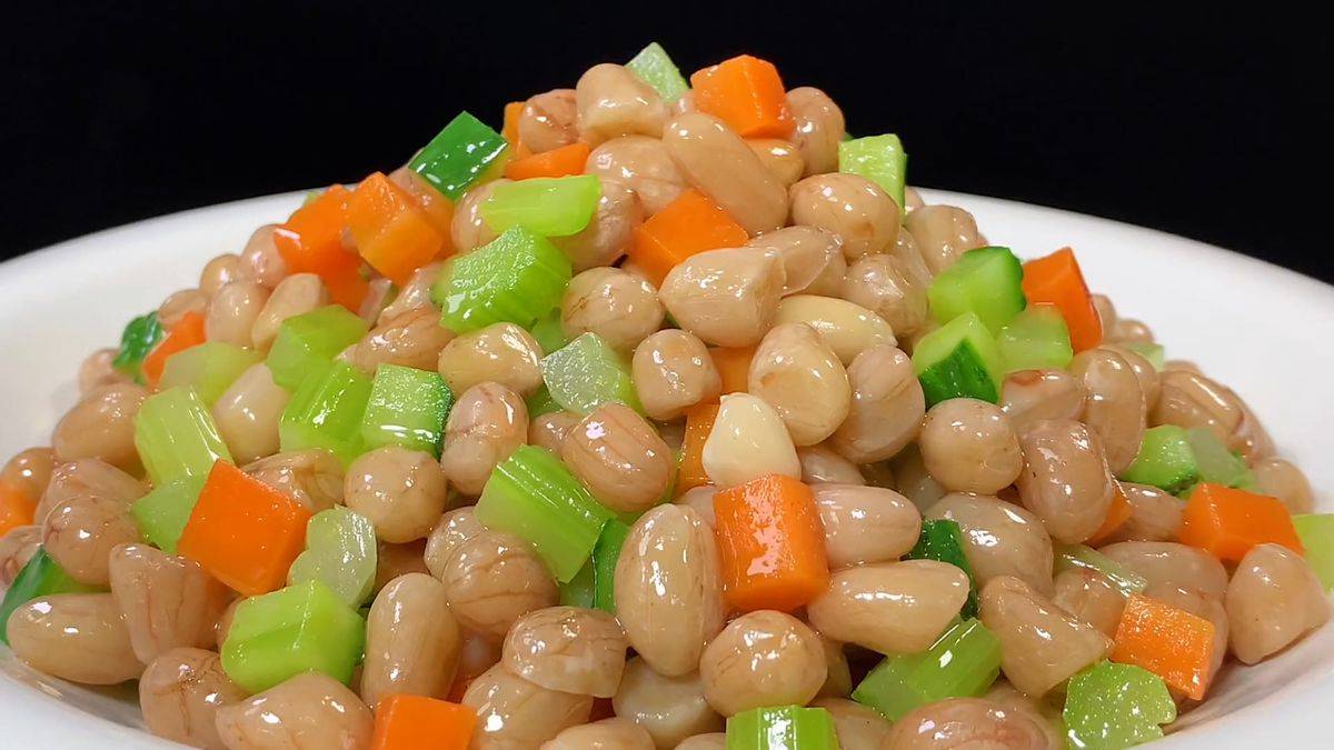 将花生倒入大碗中,挑出坏掉的花生,再倒入适量的清水,浸泡两个小时,泡