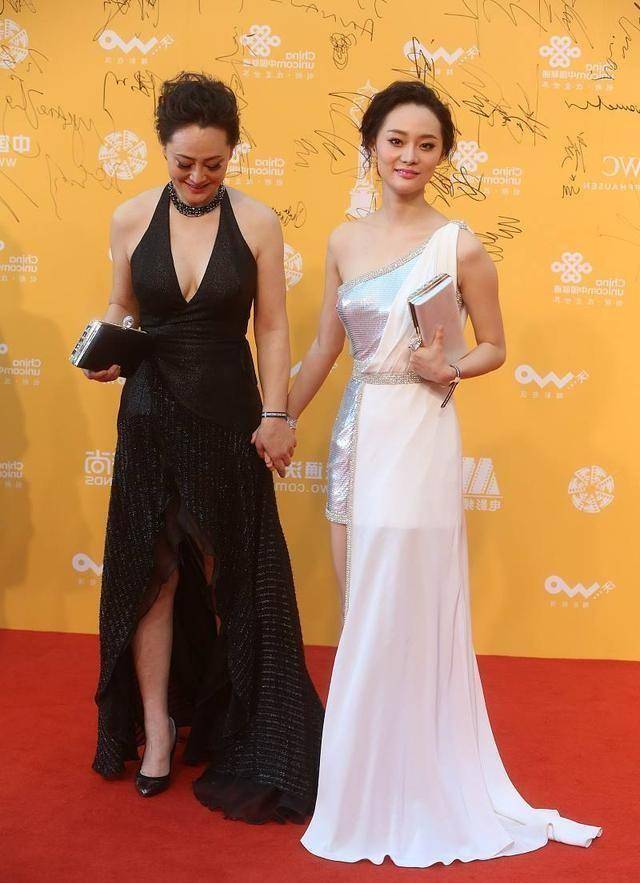 同穿礼裙女儿身材更佳,但比气质还是妈妈赢_礼服_张楚楚_黑色