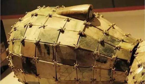 虽说也是金缕玉衣,但和中山靖王墓中的哪一件金缕玉衣有所不同的是