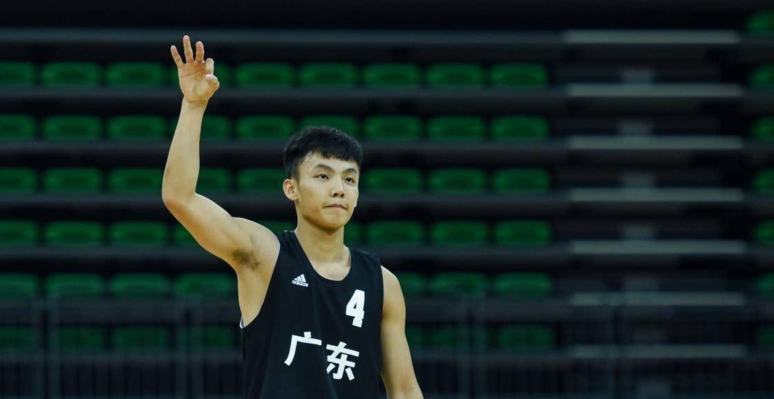 赵锦洋7失误2犯规被球迷说还不算惨,比赵锦洋还惨的是他_赛季_广东队
