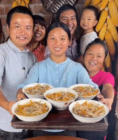 牛爱芳夫妇搬去大别墅,小春花懒得贴龅牙,网友:戏班子_全家_房子_地方