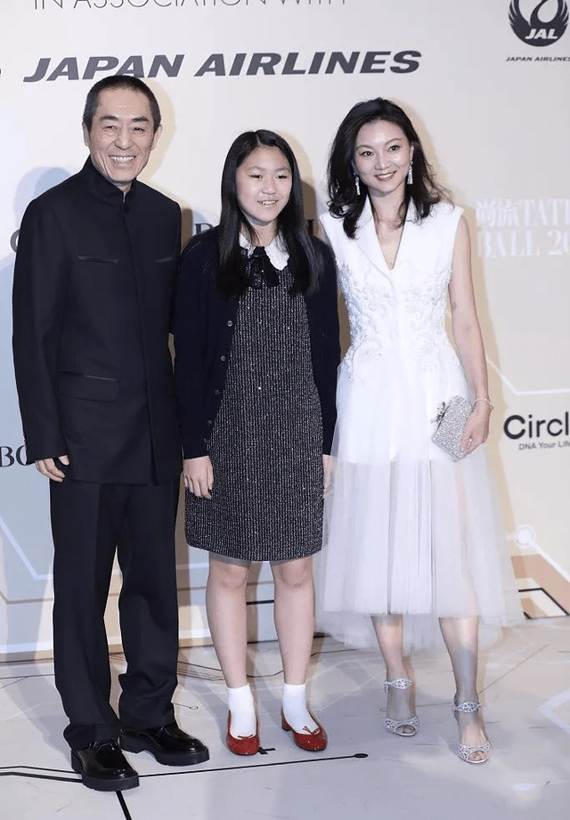 张艺谋一家五口难得时髦,穿亲子装小娇妻最清爽,他蜡黄脸色抢眼