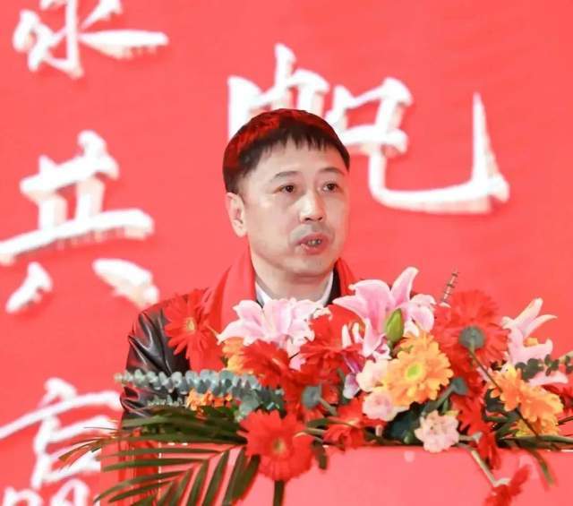 中国酒业协会秘书长何勇致辞福矛酒集团总裁蒋晨熙致欢迎辞,他对中酒