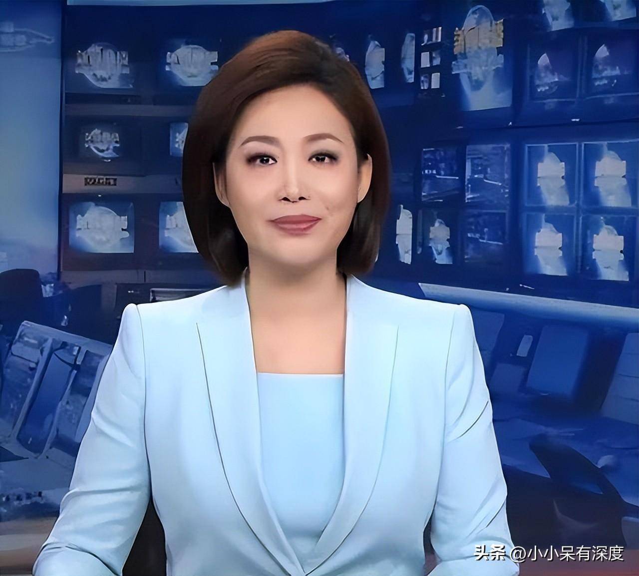 央视主持人郑丽近照,她长相出色,端庄秀丽,有一流的播音功底!