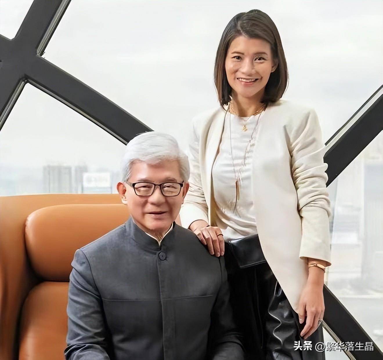 罗康瑞罕见露面,和儿女合影画面温馨,朱玲玲没有现身_生活_霍震霆