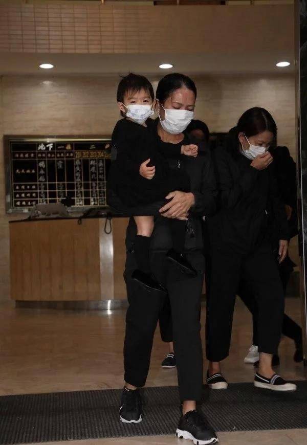 霍启刚帮奶奶守灵,郭晶晶陪伴至深夜,一个小细节获得网友称赞_霍氏