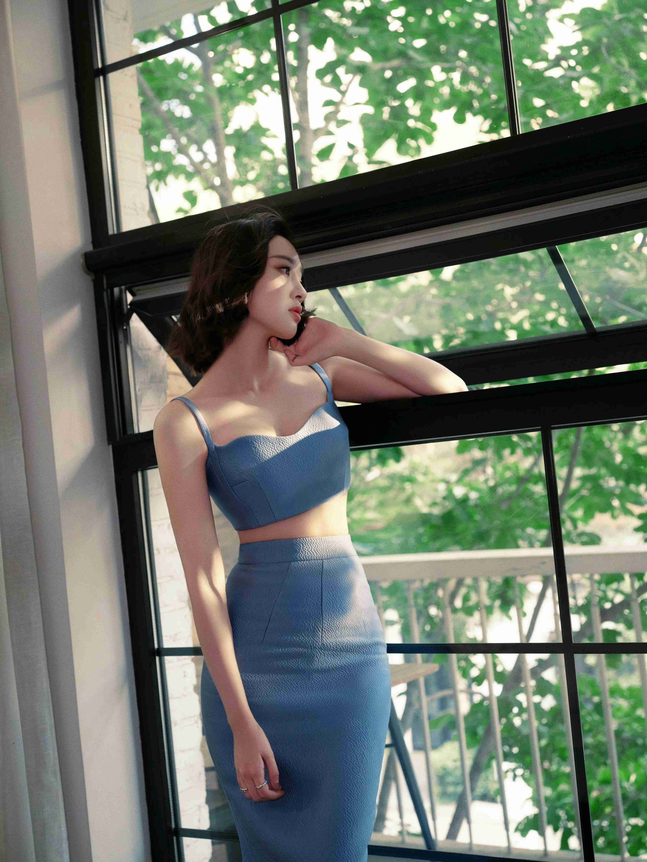 唐艺昕蓝色吊带抹胸包臀裙性感写真_美得_网友_张若昀