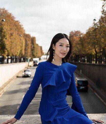 李亚男减掉长发变波波头短发,身穿荷叶边连衣裙,有时尚感吗?