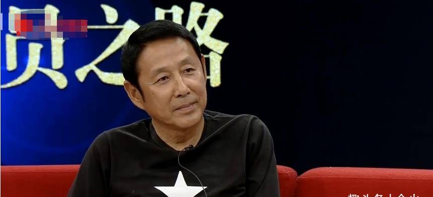 66岁陈道明开会太低调!