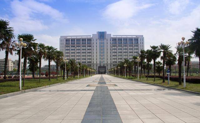 所以说,你的孩子如果在600分左右的话,你就不要去拼武汉大学,松山大学