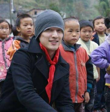 在他恢复健康后,胡歌也没有忘记这位老友,他以张冕的名义捐款修建了30