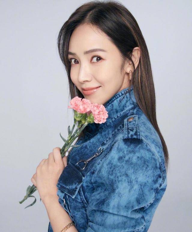 侯佩岑罕见带母亲上节目,76岁老太状态不输少女,比女儿还要美_宣传