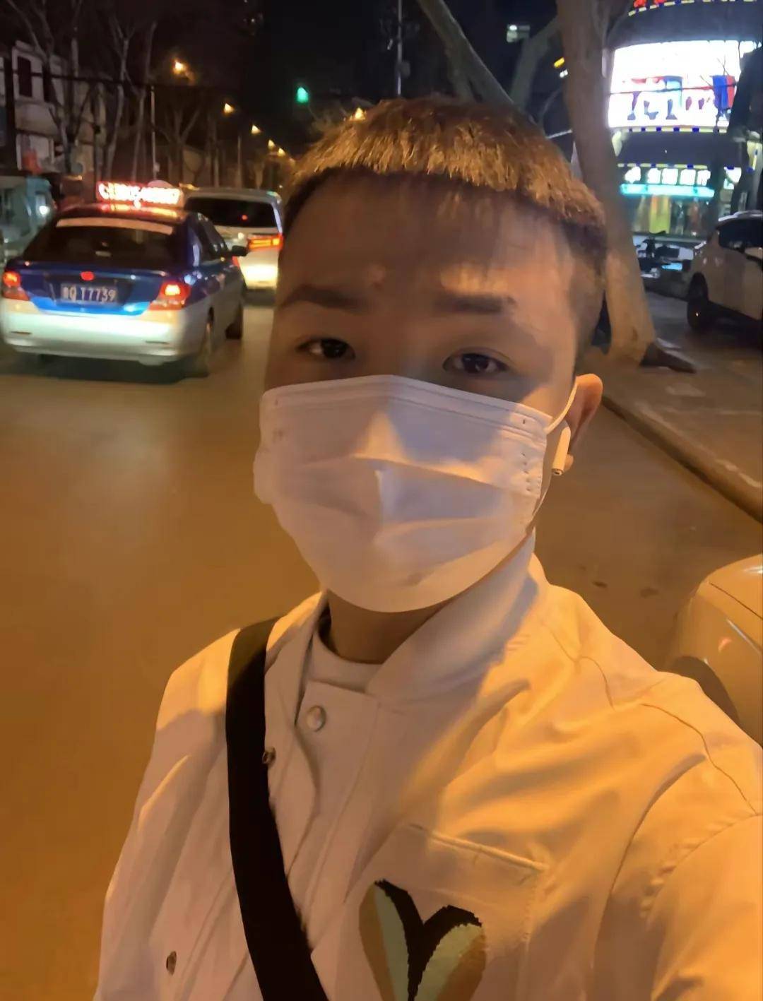 白衣小伙王天阳遭网暴,委屈向眼镜女道歉,女网红有精神病_三轮车_直播