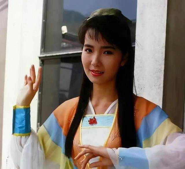 赵静仪:年轻时媲美万绮雯,尝试风月片无果后,专心扮演丫鬟_赵静宜