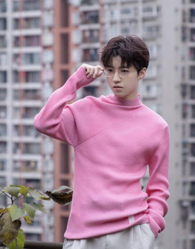 作为00后第一批流量小生,王俊凯也演绎过粉色系穿搭.