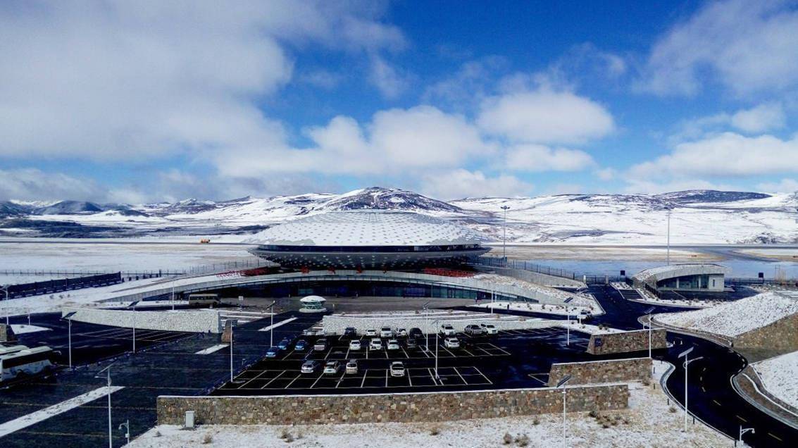 中国海拔最高机场不在拉萨,空姐背氧气袋工作,长时间被冰雪覆盖_亚丁