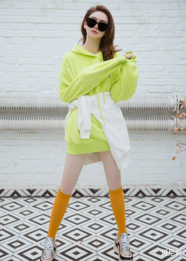 戚薇的"袜腿"火了,明明啥也没穿,但双腿却白得像抹了涂改液_白色_卫衣