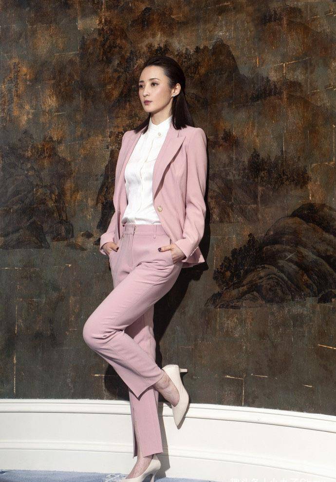 蒋勤勤陈建斌一家四口罕见走机场,2岁小儿子被宠,老大更像爸爸_黑色