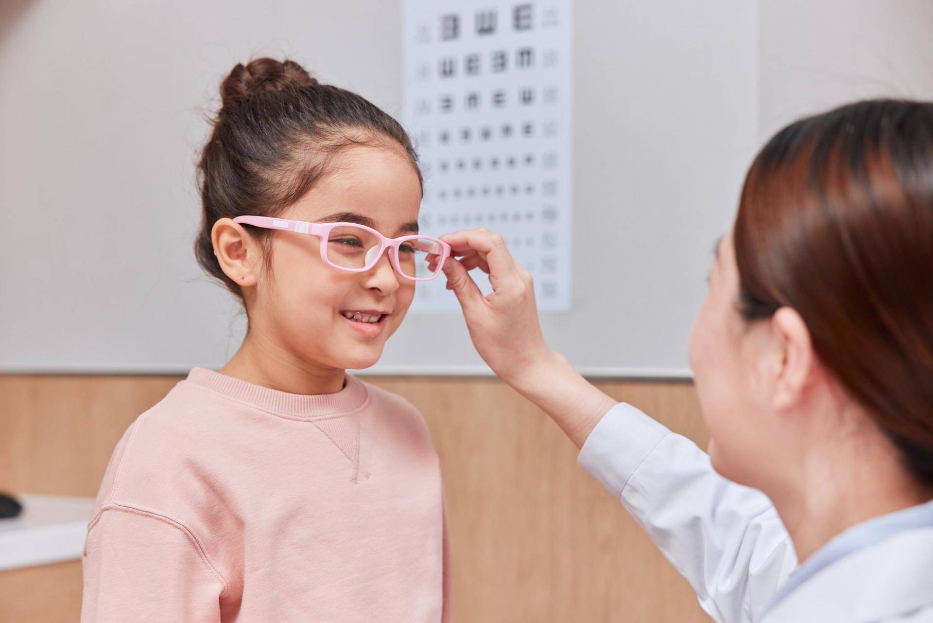 非常的高,而且近视低龄化也越来越严重,上幼儿园都有孩子已经戴眼镜了