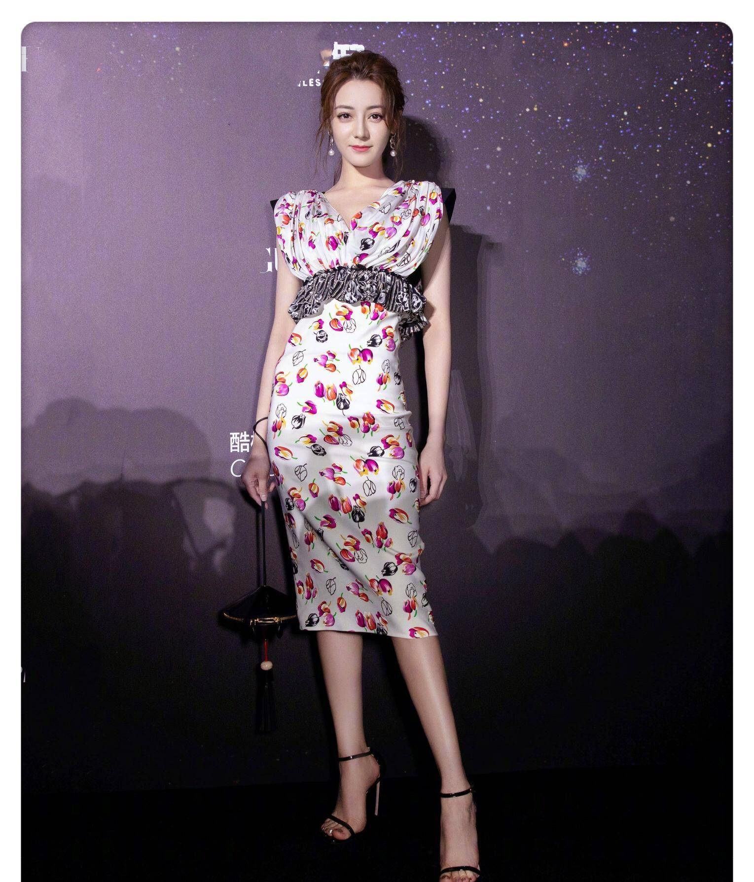 迪丽热巴v领桃色印花长裙,白珍珠耳环,真是"水蜜桃"般水灵灵_款式