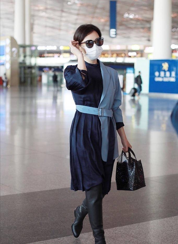 陈数走机场也是总裁范,脚踩皮靴戴墨镜,西装只穿"半边"真洋气_黑色