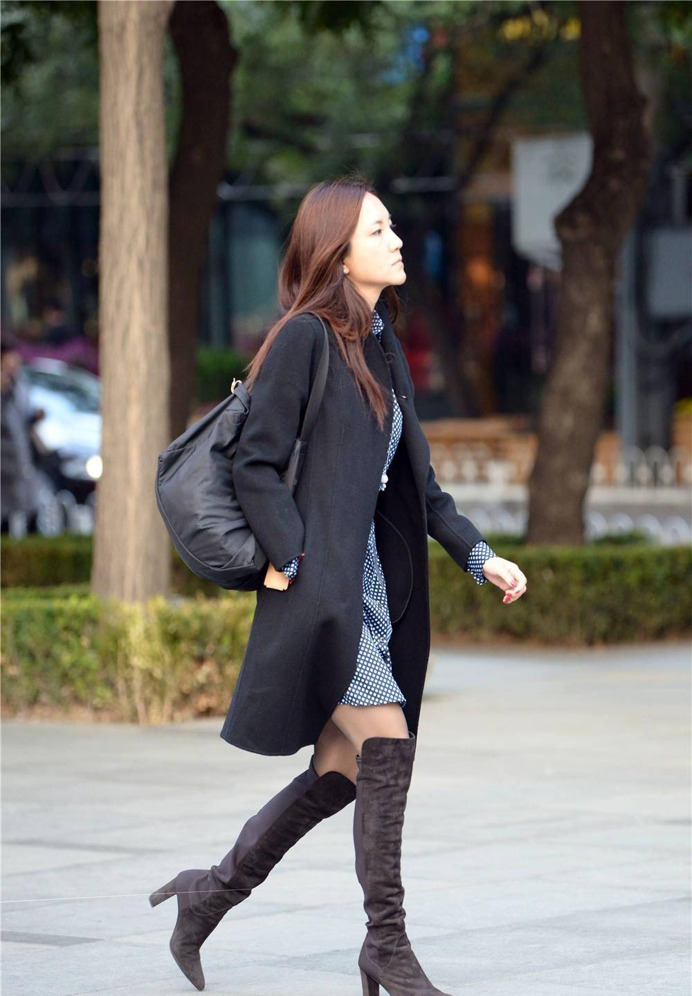 也要搭配出个性一点,这位美女选择深灰色的粗跟长靴,有点过膝靴的设计