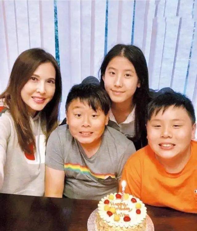 演员李婉华:嫁圈外老公,婚后连三胎,女儿比她还漂亮_吴镇宇_公司_感情