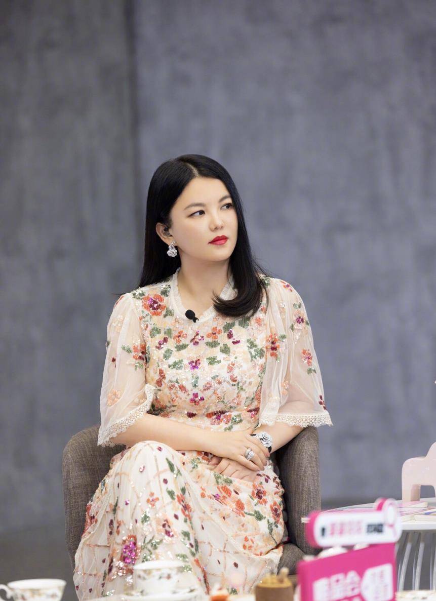 李湘再回"娘家",一袭碎花连衣裙大方贵气,胖了不少五官仍精致_黑色