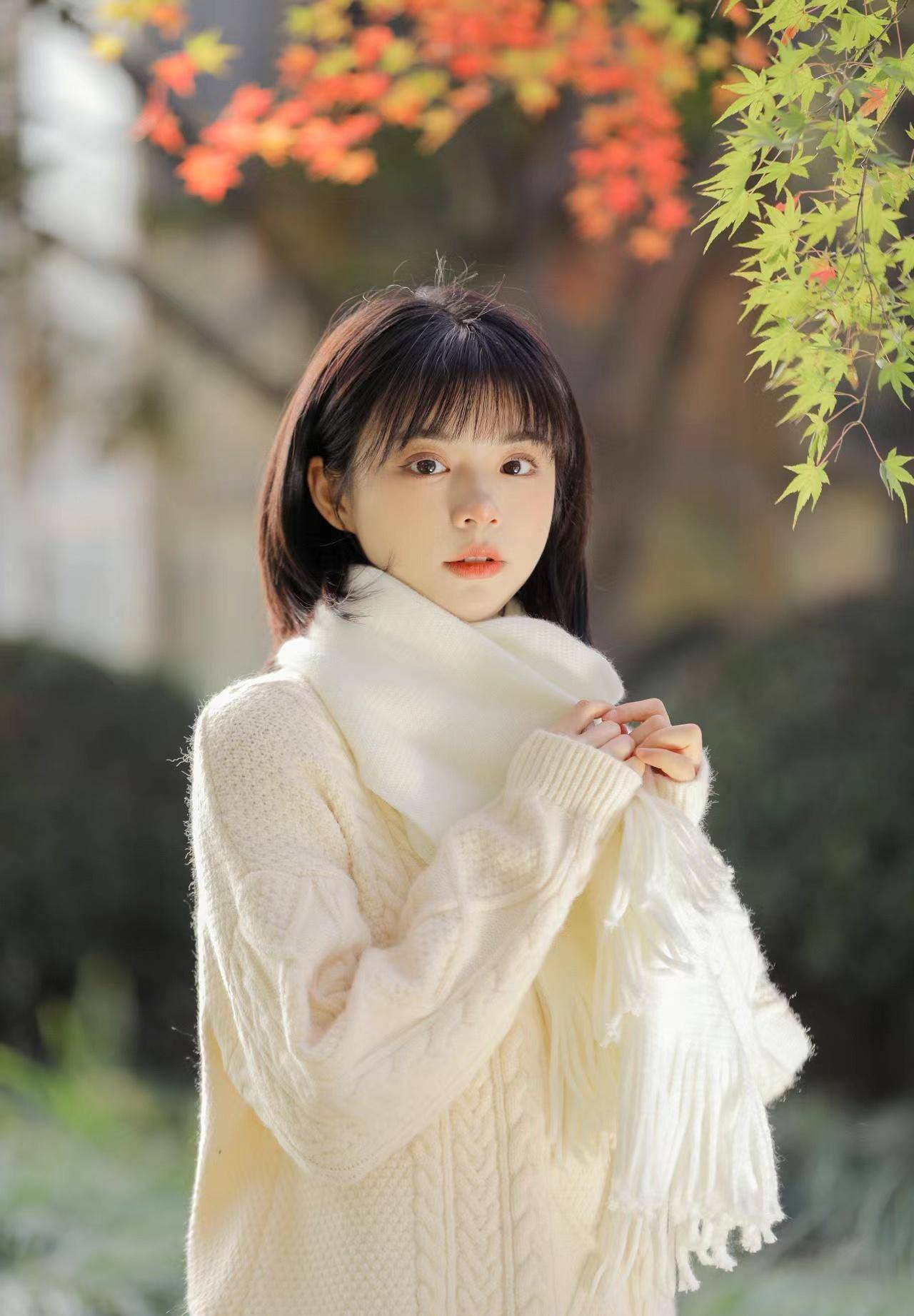 适合秋天人像写真的拍照姿势,简约不做作,一个人拍照也能美美地_画面