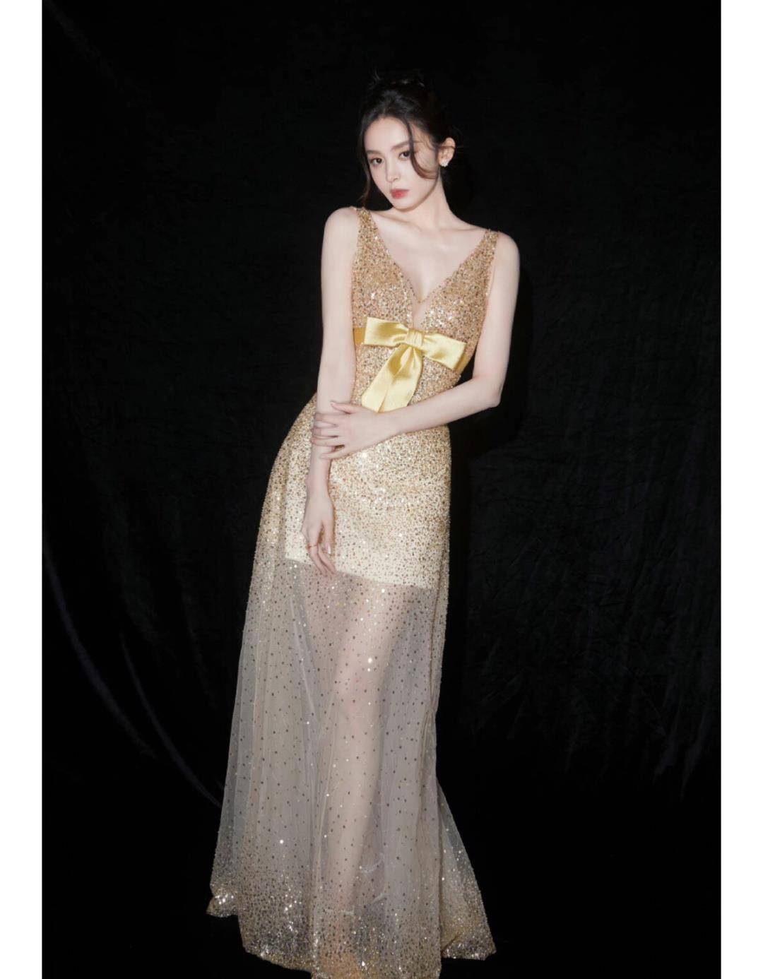 古力娜扎不愧是天生尤物,穿香槟色的细闪礼服华丽精致,妩媚动人_时尚
