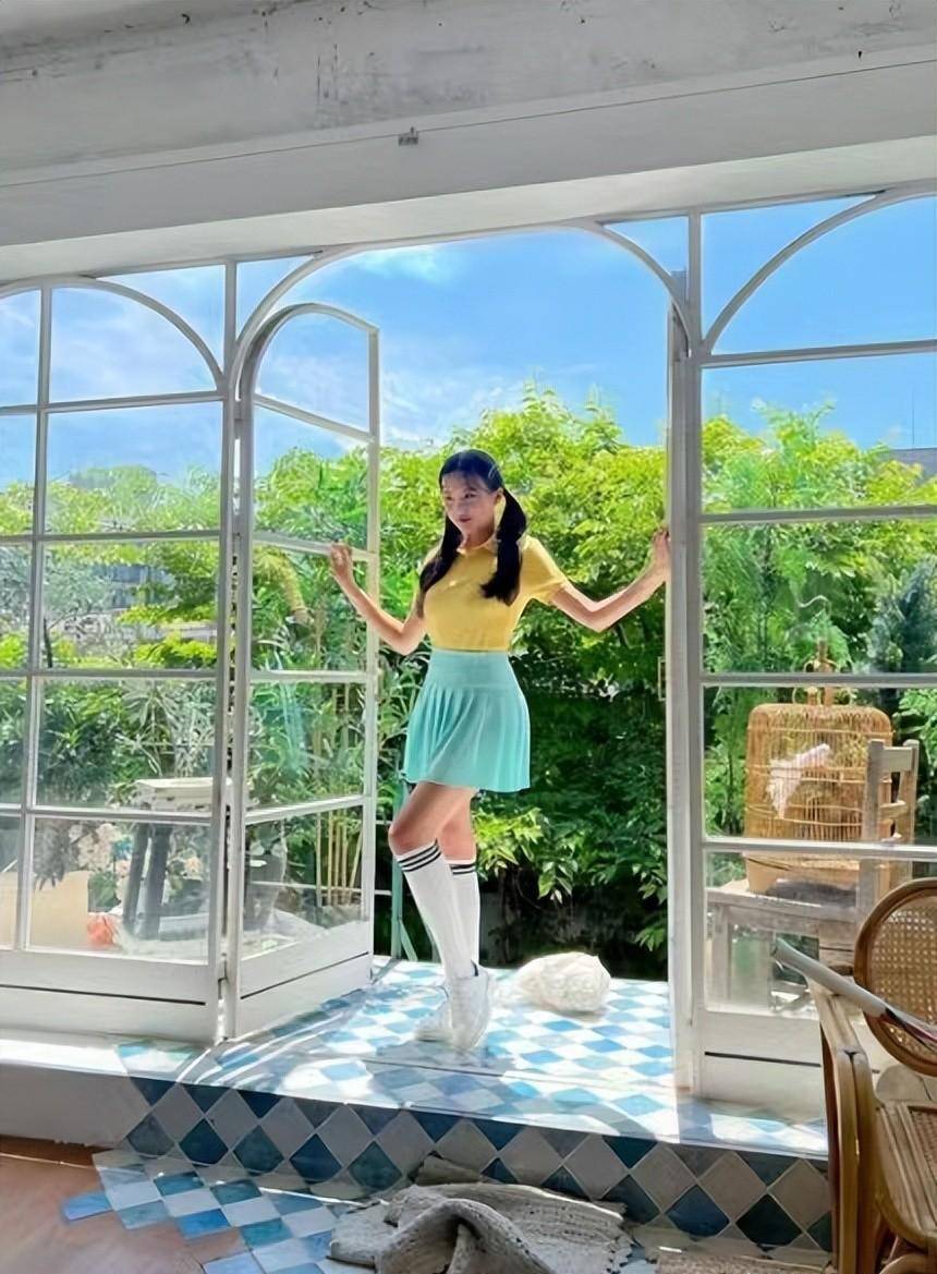 前足球选手李同国女儿-在诗晒照展现完美身材_兰德斯_李在诗_儿子