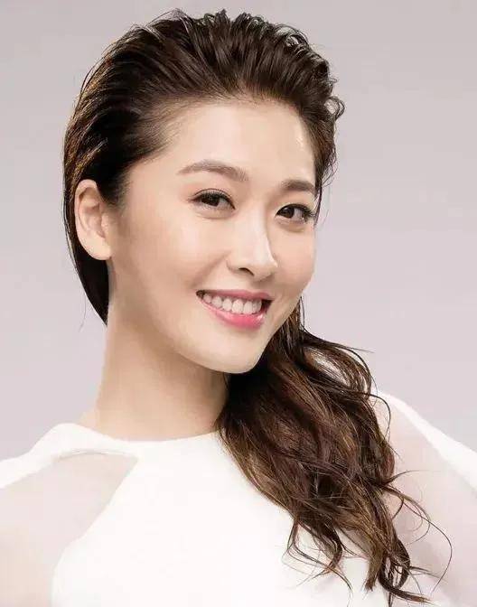 然而,这位女演员不是李彩桦,也不是周丽淇,其实她是和李彩桦,周丽淇"