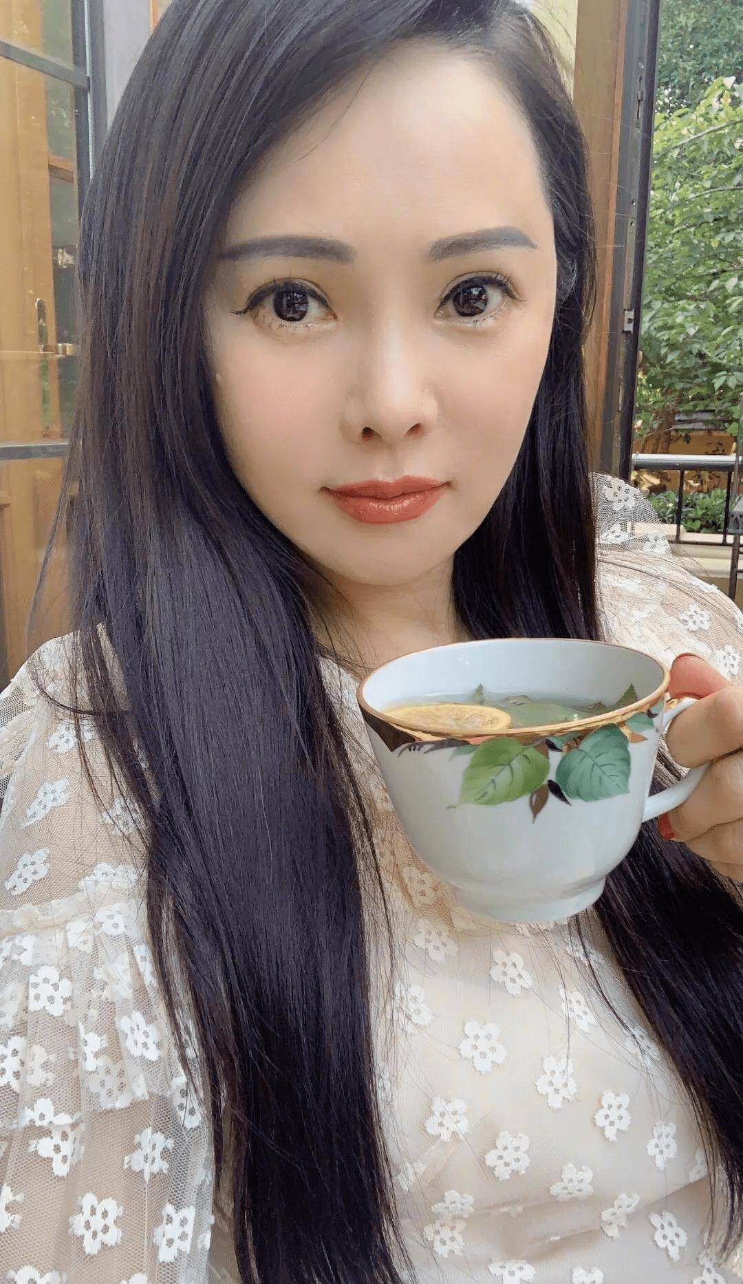 完全没有五十多岁的老姑娘,像伊能静,每次发的照片,都是那么的特别