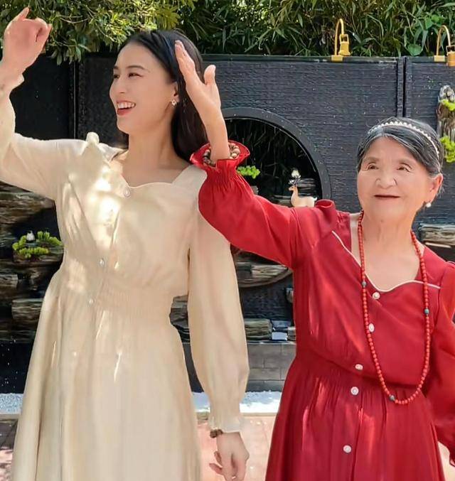 黄圣依回娘家收拾行李,大口吃饭显孝心,父母穿着抢镜比婆婆低调_杨子