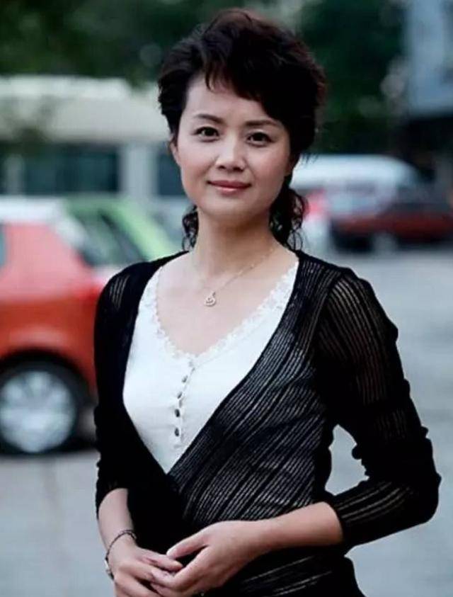 54岁茹萍全家近照,一家四口颜值在线,都是演员,女儿没妈美_刘之冰