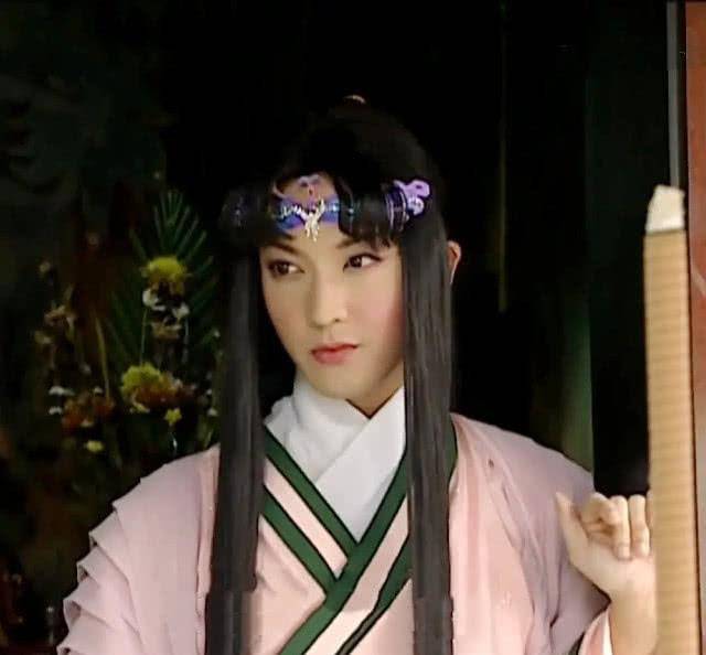 兔儿神的化身,是掌管姻缘的神仙,是陈威翰饰演的,当初的她经常被嘲笑