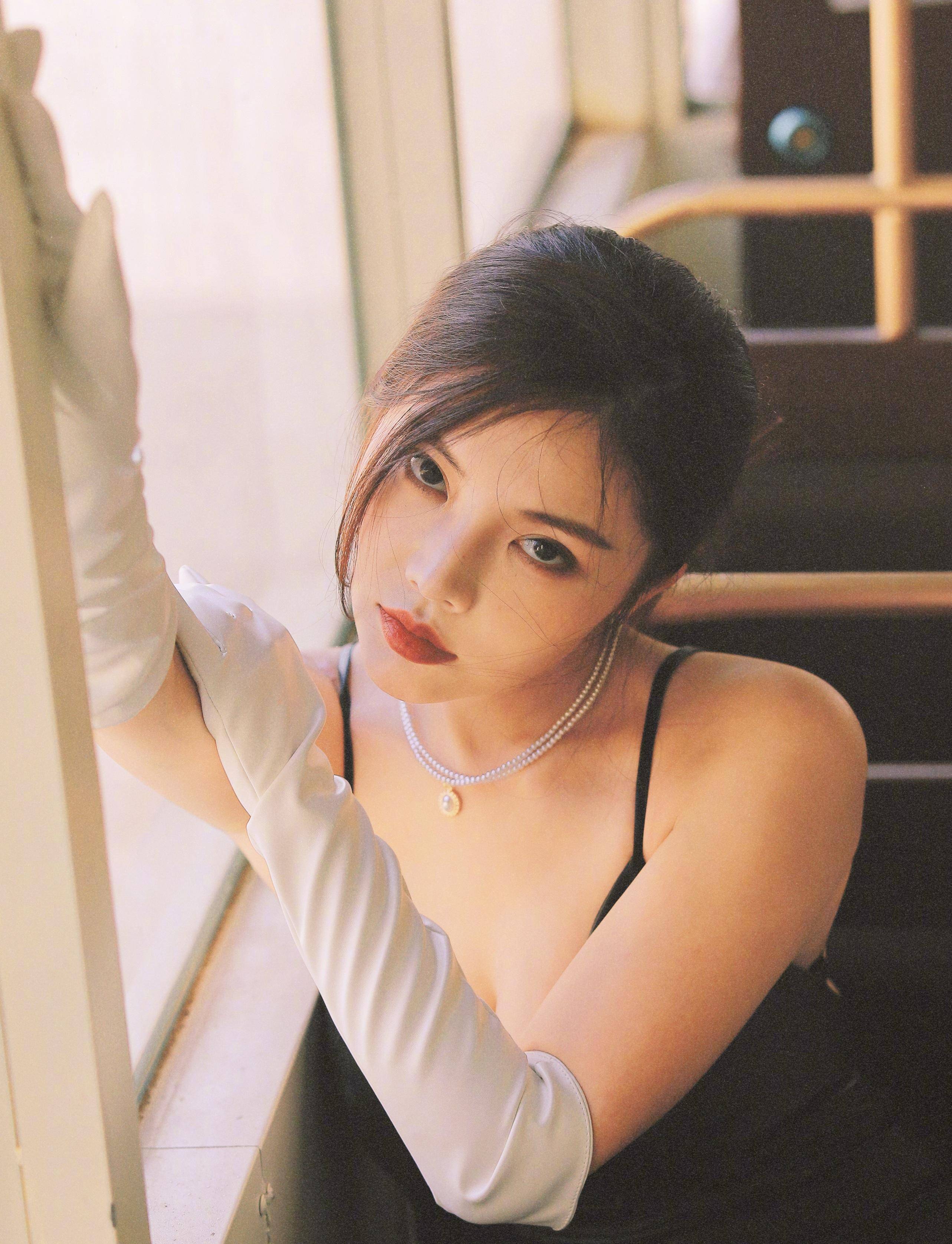 女星徐冬冬晒最新写真,吊带v型长裙充满诱惑_人气_留言_平台