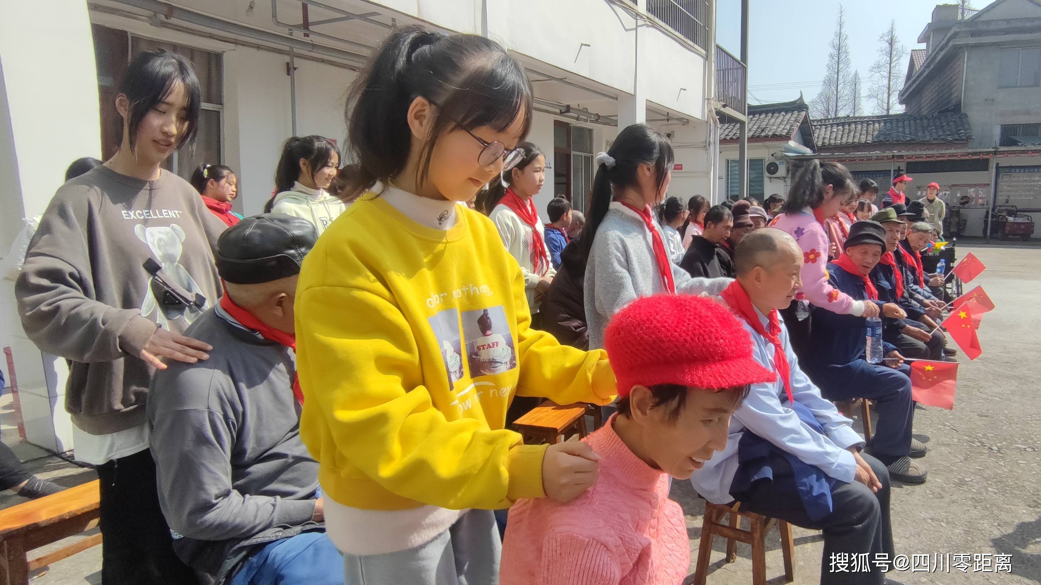 县符场小学开展"春风十里,不如学雷锋的你"主题活动_老人_表演_余坪镇