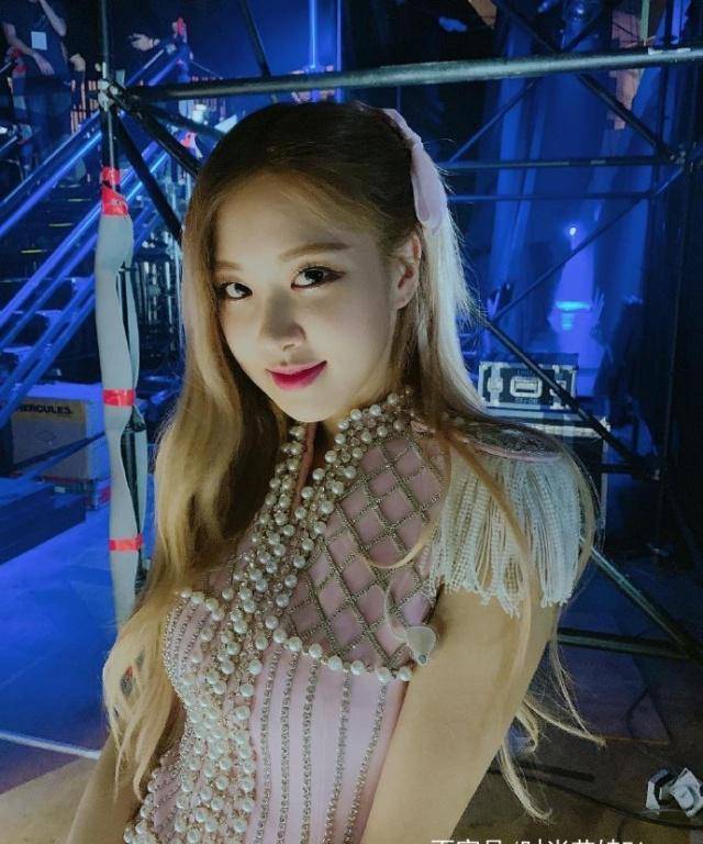 朴彩英罕见单马尾造型,黑色t恤加芭比粉裙,没刘海更加少女了!